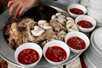 50 người nghi ngộ độc do ăn tiết canh, lòng lợn ở Thái Bình