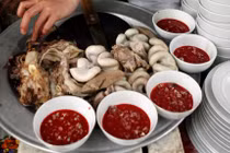 50 người nghi ngộ độc do ăn tiết canh, lòng lợn ở Thái Bình