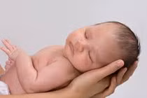 Mẹo đơn giản tránh bị trao nhầm con khi sinh ở bệnh viện