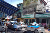 Taxi "bủa vây" cổng Bệnh viện Nhi TW, người bệnh kêu trời