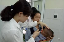 Bé 7 tháng hoại tử giác mạc vì mẹ vắt sữa nhỏ vào mắt