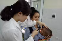 Bé 7 tháng hoại tử giác mạc vì mẹ vắt sữa nhỏ vào mắt