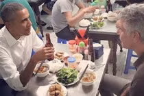 Video: Những hình ảnh đầu bếp Anthony Bourdain cùng Obama ăn bún chả Hà Nội