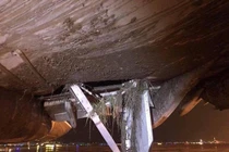 Máy bay đáp lệch đường băng, dừng bay để điều tra