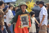 Cựu binh đội nắng đi bộ 4 tiếng đến viếng nguyên Tổng bí thư Đỗ Mười