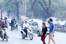 Video: Phanh gấp tránh người đi bộ, thanh niên ngã xe máy như phim hành động