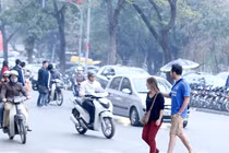 Video: Phanh gấp tránh người đi bộ, thanh niên ngã xe máy như phim hành động