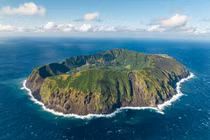 Khám phá sự bình yên ẩn trong hòn đảo núi lửa nằm giữa biển khơi