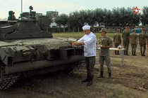 Lính xe tăng Nga chơi lớn ốp trứng bằng "quái thú" T-80