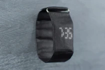 Đồng hồ điện tử bằng giấy siêu bền đẹp gây sốt Facebook Việt