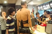 Bạn có dám mặc thế này đi ra đường?