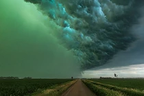 Bầu trời bất ngờ chuyển màu xanh lá: Khung cảnh hệt ngày tận thế!