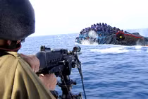 Ám ảnh những lần quân đội chiến đấu với sinh vật biển
