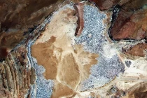 Kinh ngạc núi “rác quần áo” 39.000 tấn khi nhìn từ vũ trụ