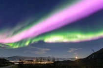 Bão Mặt Trời đổ bộ, tạo cực quang hồng tuyệt đẹp trên bầu trời