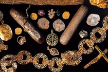 Tàu đắm trăm năm bất ngờ "hiện hồn": Chứa đầy báu vật cực xa xỉ! 