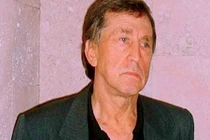 Sau tai nạn, người đàn ông có “nửa gương mặt trẻ mãi không già" 