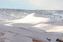 Kinh ngạc sa mạc Sahara chìm dưới lớp tuyết dày 1 m 