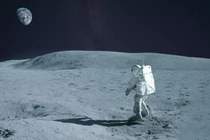 Con người cần bao nhiêu thời gian để đi bộ quanh Mặt trăng? 