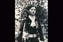 Ảnh độc: Vẻ đẹp bất khuất của phụ nữ Việt trong thời chiến