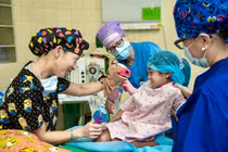 Bác sĩ gốc Việt Judy Nguyễn - "Vị cứu tinh" của 800 trẻ dị tật