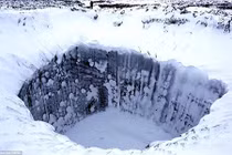 Phát hiện các hố sụt khổng lồ ẩn hiện dưới đáy biển Bắc Cực