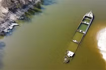 Hạn hán kỷ lục: Tàu cổ bất ngờ trồi lên giữa lòng sông! 