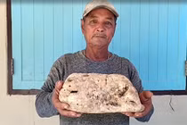 Vô tình nhặt được "cục mỡ" khủng dưới biển, ngư dân một bước đổi đời