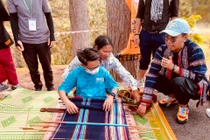 Hành trình thầm lặng số hóa thổ cẩm Việt từ những người trẻ tài hoa 