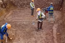 Đào trúng mộ cổ, công nhân run rẩy trước cảnh tượng này