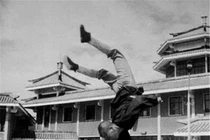 Ảnh độc: Võ sư Thiếu Lâm thi triển công phu đầu TK 20 