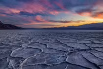 Giải bí ẩn bề mặt tổ ong lạ lùng trên sa mạc “Thung lũng Chết”