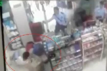 Cảnh sát "đứng xem" nữ thu ngân bị đâm chết