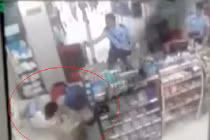 Cảnh sát "đứng xem" nữ thu ngân bị đâm chết