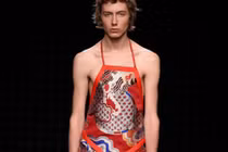 Người mẫu nam mặc áo yếm, đồ ngủ lên sàn diễn