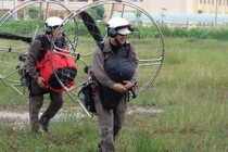 Bay lượn trên không trung cùng phi công lái dù