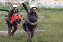 Bay lượn trên không trung cùng phi công lái dù