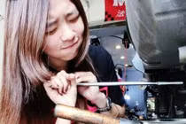 Hot girl sửa xe đẹp gợi cảm khiến các chàng đổ gục
