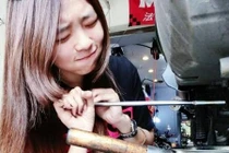 Hot girl sửa xe đẹp gợi cảm khiến các chàng đổ gục