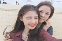 Bà mẹ U50 trẻ đẹp ngang ngửa cô con gái hot girl