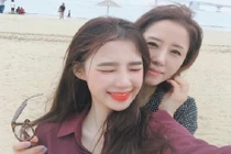 Bà mẹ U50 trẻ đẹp ngang ngửa cô con gái hot girl