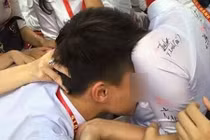 Nam sinh cuối cấp bị “ép” hôn ngực bạn nữ gây choáng