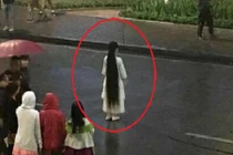 Hoảng hồn với mỹ nữ áo trắng "như ma" trên đường phố Việt 