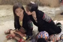 Em bé Sa Pa bán hàng rong đáng yêu hớp hồn người