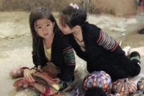 Em bé Sa Pa bán hàng rong đáng yêu hớp hồn người