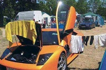 Ảnh cười Facebook: Công dụng khác của siêu xe 