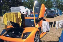 Ảnh cười Facebook: Công dụng khác của siêu xe 