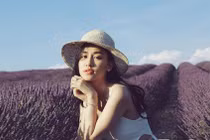 Thiếu nữ Việt xinh đẹp rạng ngời giữa cánh đồng oải hương