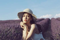 Thiếu nữ Việt xinh đẹp rạng ngời giữa cánh đồng oải hương