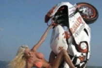 Tai nạn “bốc đầu” xe cười ra nước mắt